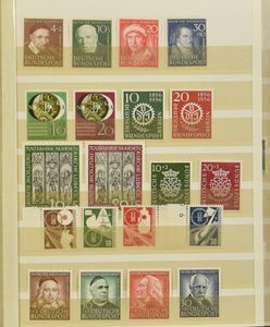 1945/1970 Samenstelling in insteekboek met beter postfris, w.o. DDR Mao, Bund Glasrahmen, e.a., zm