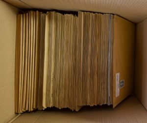 1960/1979 Grote voorraad in omslagen en groot formaat omslagen, ringmappen en klasseerboek, waarbij veel vellen en veldelen, interessant om na te kijken op plaatfouten, in 2 dozen, zm/m