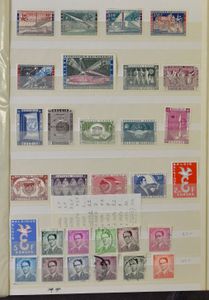 1849/1990 Verzameling in 2 insteekboeken en klemband vanaf klassiek, met wat pubs, hoge waarden **, zm/m/ntz