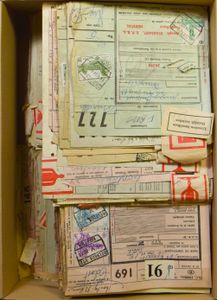 Années 60, accumulation de 1000 formulaires de colis, comprenant de nombreux cachets de gare différents, remboursement, fragile, etc., tb/b