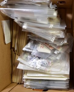 4 well-filled banana boxes, sorted by country in small boxes or envelopes, all countries, many periods, ntz