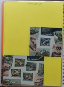Many hundreds of thematic souvenir sheets in 8 books, almost all mint after 2010, beautiful theme, vf