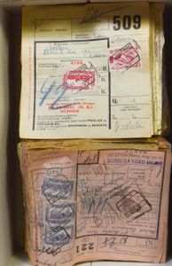 1950/1951 Accumulation de 1000 formulaires de colis, comprenant de nombreux cachets de gare, oblitérations et colis militaires différents, tb/b