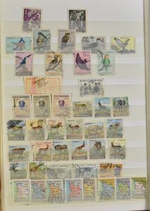 Divers dans 3 albums, dont beaucoup de Chine RPC et autres oblitérés, dont Mao, Turquie depuis les classiques, Brésil, Angola, tb/b/à voir