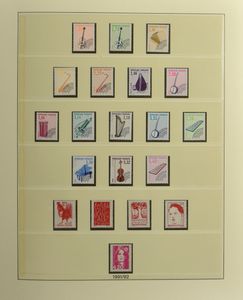 1945/2006 Mainly mint collection in 3 Davo albums including sheetlets and booklets, partly valid for postage, vf