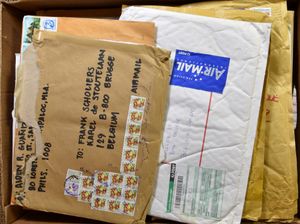 2 Bananenkisten randvoll, darunter viele Bogen, Briefumschläge, eingeschriebene Briefe, LP usw., interessantes Studienlos, schön/zu kontrollieren