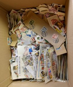 Well-filled box, paper-free and sorted on fragment, many large format and thematic items, items to be checked