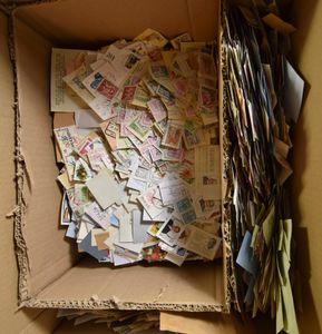 Tens of thousands of stamps on fragments and detached from various issues, vf/f/to be checked