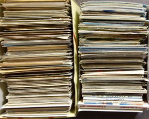 Various countries and subjects in various boxes, small boxes and/or large format boxes (+/-2500 items)