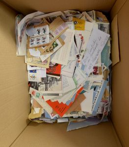 Well-filled box, sorted on fragment or letter, including many themes and Belgium, to be checked