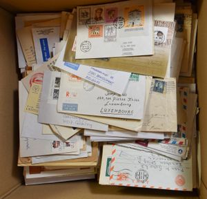 Zusammenstellung von Hunderten von Poststücken aus verschiedenen Ländern und Epochen, einwandfrei/schön