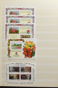 2 stockbooks and plastic box with lots of mint material, including a large number of booklets (for specialists), also some other countries, vf