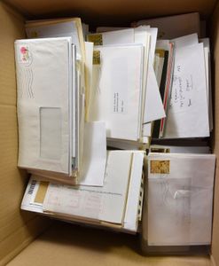 Modern period, well-filled box, with a variety of letters, including large covers, long-running sets, franking machine stamps, etc., Belgium without value and with number and 6 shoe boxes on fragment, to be checked