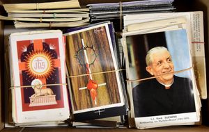 Cartes de décès + cartes de saints, composition déchargé dans la boîte.