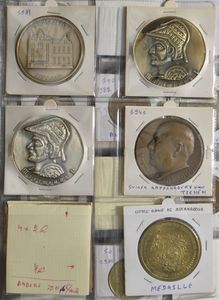 MEDAILLES: België, gemeentepenningen en enkele medailles, in 2 albums
