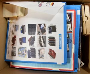 Diverse items, w.o. albumbladen, pergamijnzakjes, klemstroken, enz., volle doos