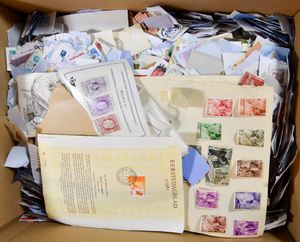 Duizenden zegels op fragment, diverse uitgiften, zm/m/ntz