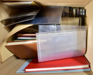 Diverse items, w.o. lege insteekboeken, klemstroken, insteekkaartjes, vergrootglas, enz.