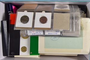 MUNTEN: Wereld, doos met diverse munten en penningen, nettogewicht zilver: 372gr.