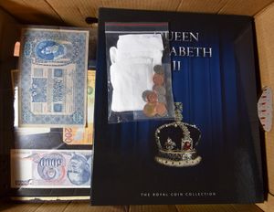 MUNTEN: Wereld, allerlei in 6 albums en enkele bankbiljetten, 2 albums Queen Elisabeth, enz. (17kg)