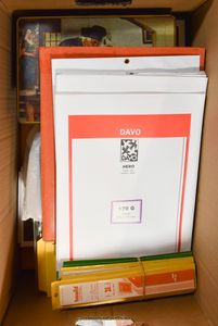 Diverse items, w.o. grote hoeveelheid klemstroken (diverse afmetingen) + enkele albumbladen en vellenmappen