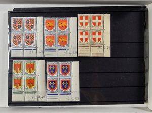 1945/1949 Samenstelling met losse zegels en series in blokken van 4 zegels met coins datés, enkele zegels met wat albumzwart, doch overwegend zeer mooi, zm/m (Yv. €295)