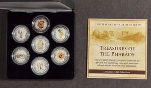MEDAILLES: 2x etuis van telkens 7 stuks, op munt Cook Islands + 2x Egyptische kunstzerken op munt Cook Islands (28 stuks)
