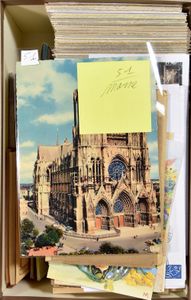 Various places and sights, mostly modern single picture postcards (+/-700 items)