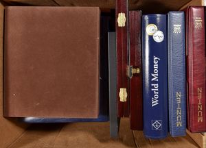 BENODIGDHEDEN: 12 lege albums voor munten + 20 lege boxen + een weinig varia, in 3 bananendozen